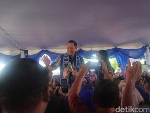 AHY Disambati Pupuk Langka-Nasib Tenaga Honorer Saat Kampanye di Lamongan AHY Disambati Pupuk Langka-Nasib Tenaga Honorer Saat Kampanye di Lamongan