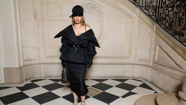 PARIS, FRANCE - JANUARY 22: Rihanna attends the Christian Dior Haute Couture Spring/Summer 2024 show as part of Paris Fashion Week  on January 22, 2024 in Paris, France. (Photo by Pascal Le Segretain/Christian Dior)
