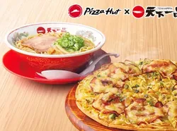 Unik! Pizza Ini Pakai Topping Ramen yang Lengkap dengan Kuahnya