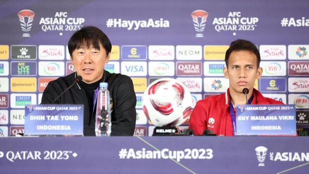 Shin Tae Yong dan Egy Maulana Vikri dalam konferensi pers jelang Jepang vs Indonesia pada laga Grup D Piala Asia 2023, Selasa (23/1).