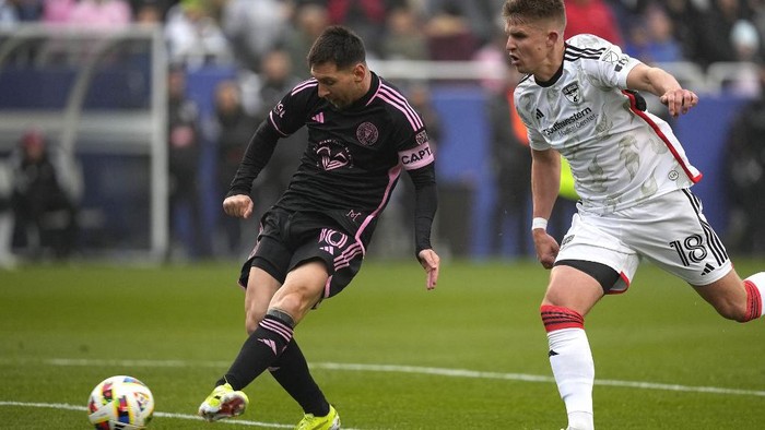DALLAS, TEXAS - JANUARY 22: Lionel Messi #10 of Inter Miami CF shoots the ball ahead of Liam Fraser #18 of FC Dallas during the first half in the match between Inter Miami CF and FC Dallas at Cotton Bowl on January 22, 2024 in Dallas, Texas.   Sam Hodde/Getty Images/AFP (Photo by Sam Hodde / GETTY IMAGES NORTH AMERICA / Getty Images via AFP)