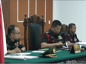 Tak Ada Perintah Hakim Pecat Pratu Richal yang Terbukti Membunuh-Menganiaya Tak Ada Perintah Hakim Pecat Pratu Richal yang Terbukti Membunuh-Menganiaya