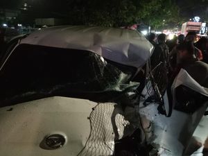 Minibus Pengantar Uang ATM Tabrakan dengan Bus di Makassar, 3 Orang Luka