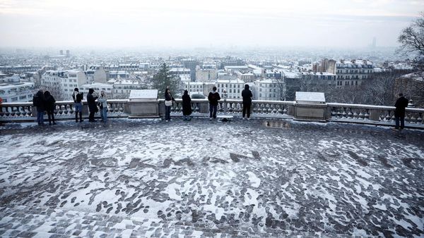 Menikmati Indahnya Kota Paris Kala Diselimuti Salju