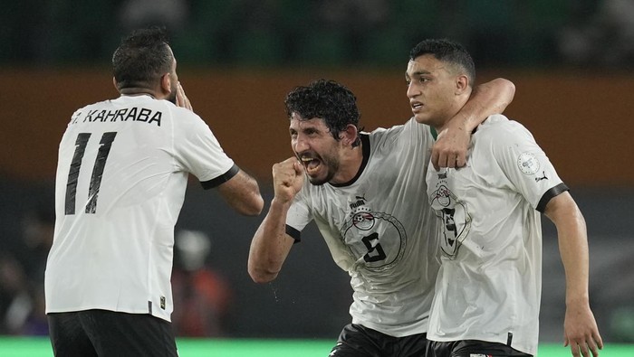 Egypt players celebrate after Mostafa Mohamed scored his sides second goal during the African Cup of Nations Group B soccer match between Cape Verde and Egypt at the Felix Houphouet Boigny stadium in Abidjan, Ivory Coast, Monday, Jan. 22, 2024. (AP Photo/Themba Hadebe)