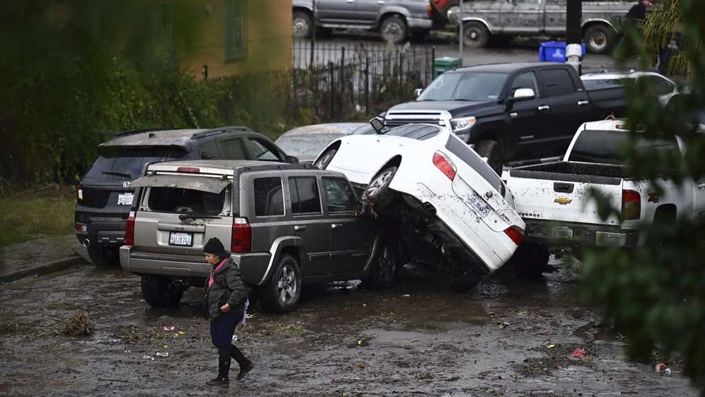 Mobil Menumpuk Tersapu Banjir di San Diego California Mobil Menumpuk Tersapu Banjir di San Diego California