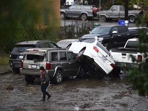 Mobil Menumpuk Tersapu Banjir di San Diego California