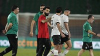 Mohamed Salah menghibur salah seorang rekan satu timnya usai Mesir gagal meraih kemenangan. Foto: AP/Themba Hadebe