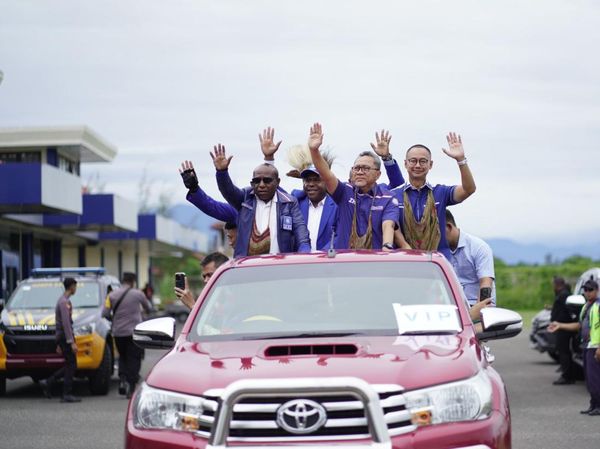 Momen Zulhas Diarak Warga Papua Saat Kampanye di Yahukimo