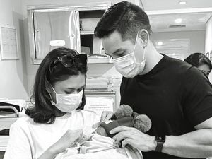 Momen Perpisahan Nana Mirdad dengan Bayi yang Ditemukan di Dekat Rumahnya Momen Perpisahan Nana Mirdad dengan Bayi yang Ditemukan di Dekat Rumahnya
