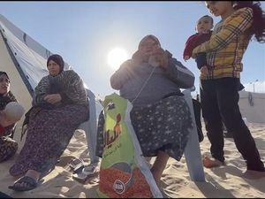 Demi Tak Kedinginan, Nenek di Gaza Rajut Topi dari Wol Usang untuk Cucu Demi Tak Kedinginan, Nenek di Gaza Rajut Topi dari Wol Usang untuk Cucu