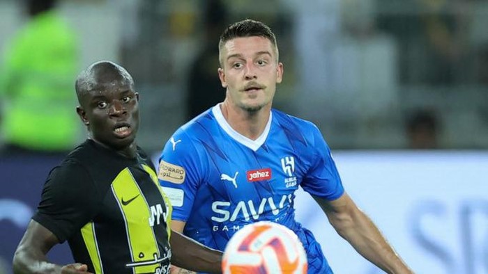Ittihads French midfielder #07 NGolo Kante and Hilals Serbian midfielder #22 Sergej Milinkovic-Savic vie for the ball during the Saudi Pro League football match between Al-Ittihad and Al-Hilal at Prince Abdullah al-Faisal Stadium in Jeddah on September 1, 2023. (Photo by AFP)