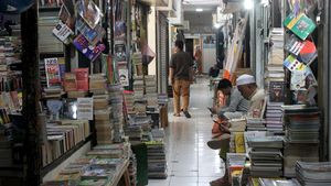 Wisata Literasi di Pasar Buku Wilis Malang