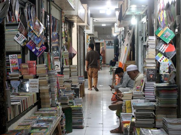 Wisata Literasi di Pasar Buku Wilis Malang