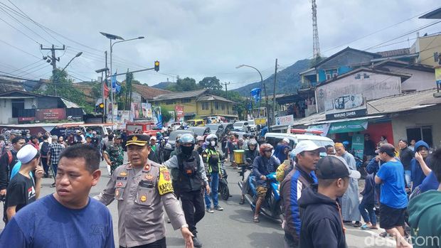 Penampakan kecelakaan beruntun 5 kendaraan di Jalan Raya Puncak, Bogor.