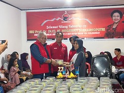 Rayakan Ulang Tahun Megawati, PDIP NTB Potong 77 Tumpeng