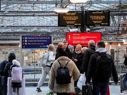 Ratusan Kereta di Inggris Dibatalkan karena Ditinggal Nonton Bola