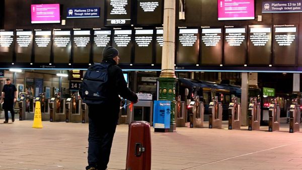Perjalanan Kereta di Inggris Dibatalkan Gegara Badai Isha