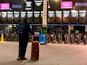 Perjalanan Kereta di Inggris Dibatalkan Gegara Badai Isha