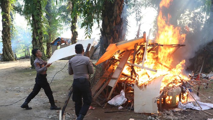 Personel Polda Sumut membakar gubur sarang judi dan narkoba di Deli Serdang. (Dok Polda Sumut)