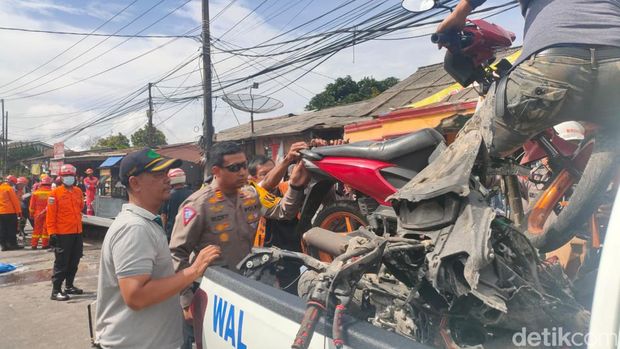 Petugas mengevakuasi lima kendaraan yang terlibat kendaraan beruntun di Puncak, Bogor.