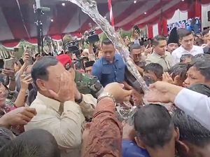 Prabowo Jajal Air Bersih yang Diresmikannya di Bangkalan Madura
