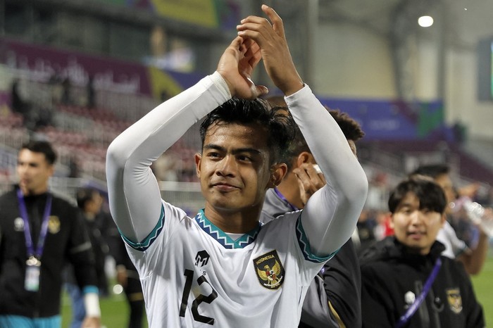 Indonesias defender #12 Pratama Arhan applauds the fans at the end of the Qatar 2023 AFC Asian Cup Group D football match between Vietnam and Indonesia at the Abdullah bin Khalifa Stadium in Doha on January 19, 2024. (Photo by KARIM JAAFAR / AFP)