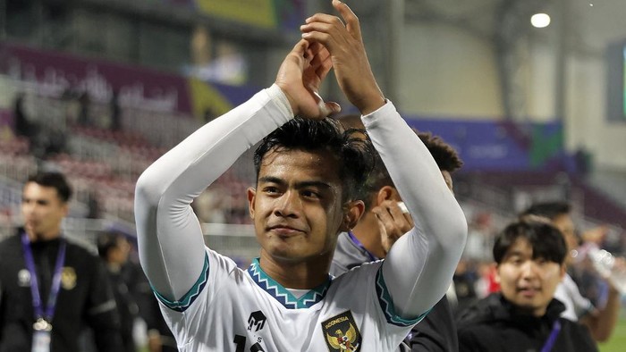 Indonesias defender #12 Pratama Arhan applauds the fans at the end of the Qatar 2023 AFC Asian Cup Group D football match between Vietnam and Indonesia at the Abdullah bin Khalifa Stadium in Doha on January 19, 2024. (Photo by KARIM JAAFAR / AFP)