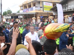 Girangnya Lastri Dapat Kaus dari Jokowi Usai 5 Jam Menunggu