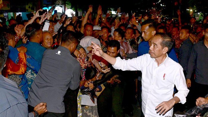 Presiden Jokowi  menyapa warga yang menyambut di Salatiga, Jawa Tengah ( Foto: Muchlis Jr - Biro Pers Sekretariat Presiden).