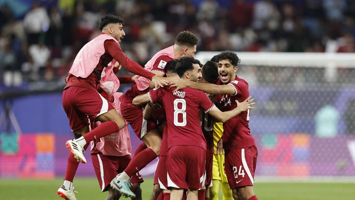 Soccer Football - AFC Asian Cup - Group A - Qatar v China - Khalifa International Stadium, Al Rayyan, Qatar - January 22, 2024 Qatars Hassan Al-Haydos celebrates scoring their first goal with teammates REUTERS/Thaier Al-Sudani