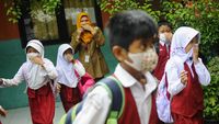 Ratusan Siswa Dipulangkan Akibat Bau Menyengat dari Pabrik Kimia Cilegon