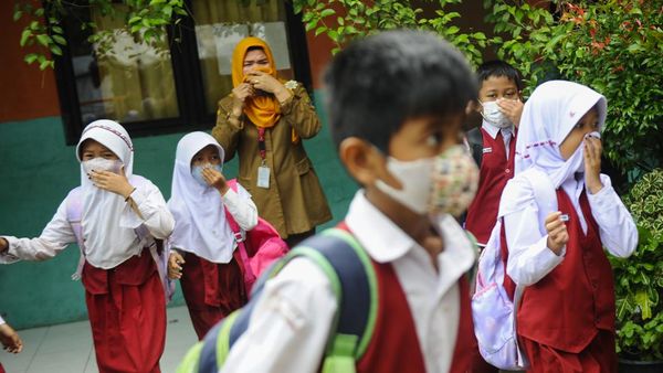 Ratusan Siswa Dipulangkan Akibat Bau Menyengat dari Pabrik Kimia Cilegon