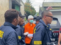 Argiyan Pakai Baju Tahanan dan Berpeci Saat Reka Ulang Pembunuhan Mahasiswi