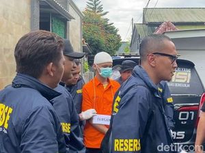 Argiyan Pakai Baju Tahanan dan Berpeci Saat Reka Ulang Pembunuhan Mahasiswi Argiyan Pakai Baju Tahanan dan Berpeci Saat Reka Ulang Pembunuhan Mahasiswi