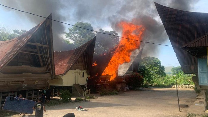 Rumah bolon yang terbakar di Desa Sianjur Mula-mula. (Foto: Dok. Polres Samosir).