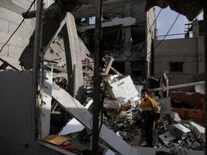 Tank Israel Tembak Rumah Sakit Nasser Gaza, Puluhan Orang Terluka Tank Israel Tembak Rumah Sakit Nasser Gaza, Puluhan Orang Terluka