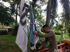Bawaslu-Satpol PP Copot APK dan Bendera Parpol di Ruas Pantura