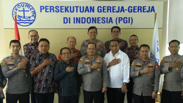 Satuan Tugas Operasi Nusantara Cooling System (NCS) menemui Ustad Adi Hidayat dan Ketua Umum Persekutuan Gereja Indonesia (PGI) Pendeta Gomar Gultom dalam rangka pengamanan pelaksanaan Pemilu 2024.