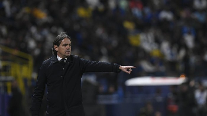 Inter Milans head coach Simone Inzaghi points during the Italian Super Cup final soccer match between Inter Milan and Napoli at Al Awwal Park Stadium in Riyadh, Saudi Arabia, Monday, Jan. 22, 2024. (AP Photo)