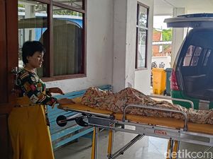 Ibu Siswa SD yang Ditemukan Gantung Diri di Banyuwangi Tolak Autopsi Ibu Siswa SD yang Ditemukan Gantung Diri di Banyuwangi Tolak Autopsi