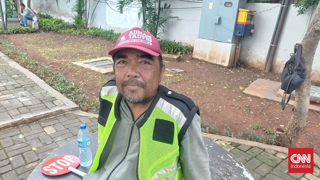 Hidayat (54) tukang parkir