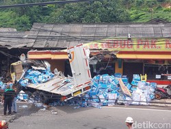 Belasan Orang Terluka Akibat Tabrakan Beruntun di Puncak Bogor