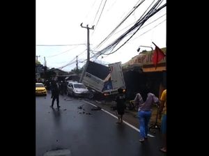 Potret Truk Boks Porak-poranda Usai Tabrakan Beruntun di Puncak Bogor
