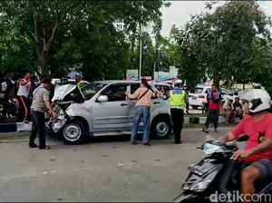 5 Kendaraan Terlibat Tabrakan Beruntun di Gianyar, Sopir Truk Terjepit 5 Kendaraan Terlibat Tabrakan Beruntun di Gianyar, Sopir Truk Terjepit