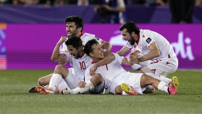 Tajikistans Umarbaev Parvizdzhon, center, celebrates with teammates after scoring during the Asian Cup Group A soccer match between Lebanon v Tajikistan at Jassim Bin Hamad Stadium in Doha, Qatar, Monday, Jan. 22, 2024. (AP Photo/Aijaz Rahi)