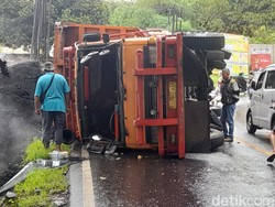 Truk Batu Bara Oleng Lalu Terguling di Tanjungsari Sumedang
