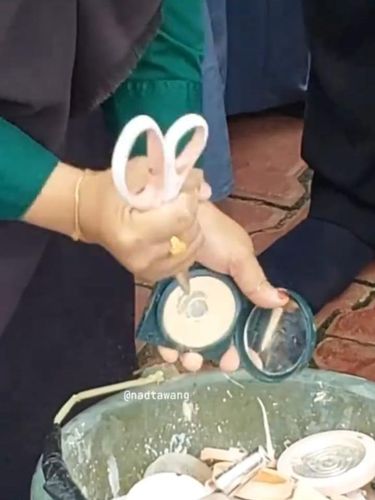 Viral aksi menghancurkan bedak hingga sunscreen