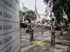 Waduh! Stand Bollard Trotoar Dipasangi APK Parpol