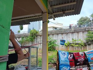 Unik Banget! Warung Ini Pakai Tali dan Ember untuk Antar Makanan Unik Banget! Warung Ini Pakai Tali dan Ember untuk Antar Makanan